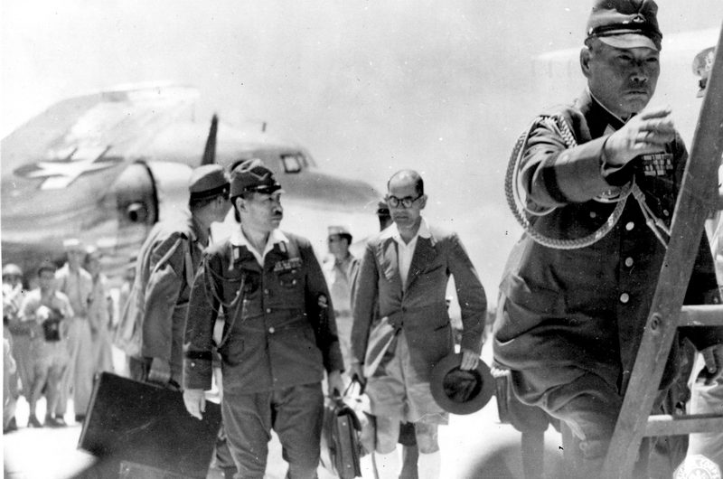 هیئت ۱۶ نفره ژاپنی در حال سوارشدن یک هواپیمای ترابری آمریکایی برای مذاکره درباره تسلیم بی‌قید و شرط ژاپن در جنگ‌ جهانی دوم (Truman Library )