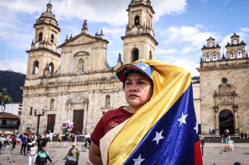 گروهی از ونزوئلایی‌ها پس از دستگیری مادور در میدان تاریخی بولیوار در مرکز شهر کاراکاس جمع شده‌اند (Photo: Néstor Gómez - El Tiempo)