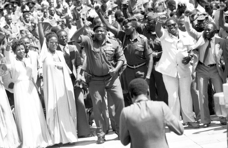 عیدی امین در جشن تولد ۵۱ سالگی‌اش در سال ۱۹۷۹، تنها چند ماه پیش از سرنگون شدن (Uganda Broadcasting Corporation)