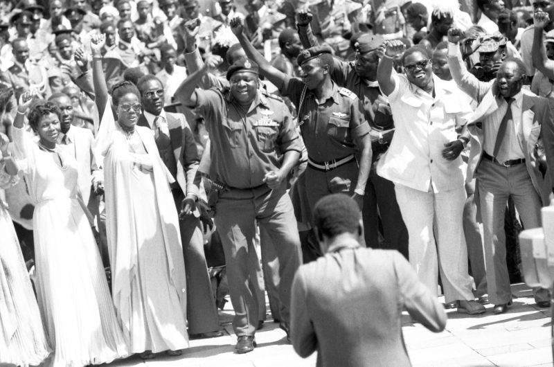عیدی امین در جشن تولد ۵۱ سالگی‌اش در سال ۱۹۷۹، تنها چند ماه پیش از سرنگون شدن (Uganda Broadcasting Corporation)