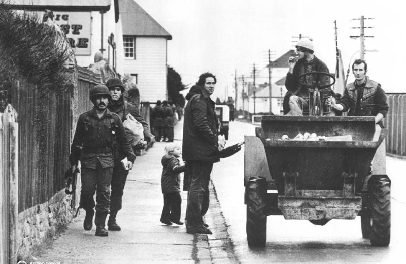 نظامیان آرژانتینی در یکی از جزایر فالکلند، سال ۱۹۸۲ (National Archives of Argentina)