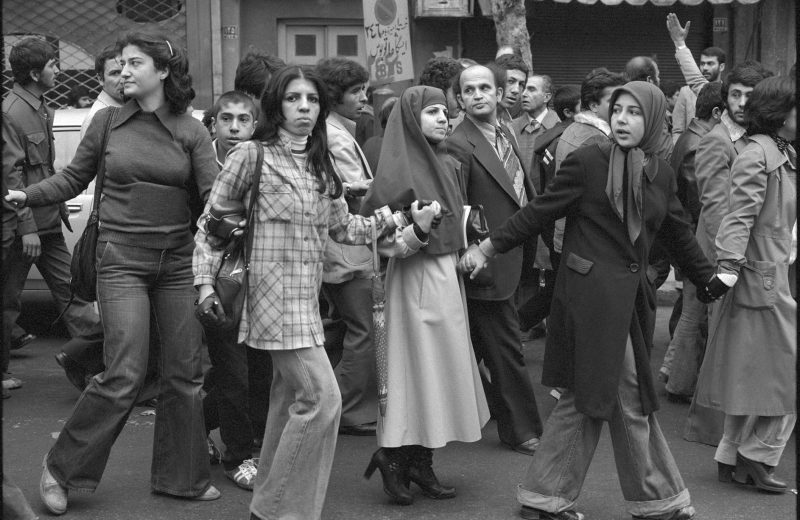 گروهی از مردم در تظاهرات انقلاب سال ۱۳۵۷ در تهران (Photo by David Burnett)