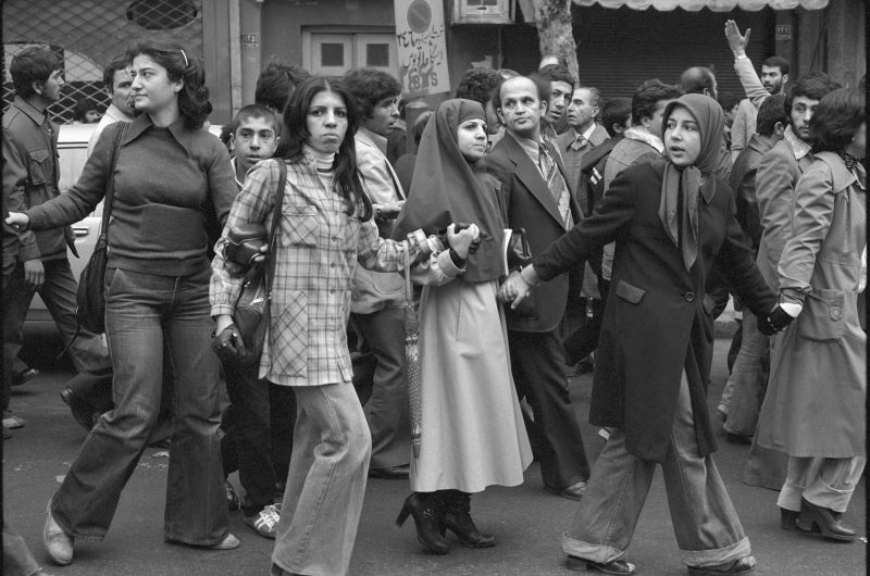 گروهی از مردم در تظاهرات انقلاب سال ۱۳۵۷ در تهران (Photo by David Burnett)